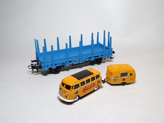 MÄRKLIN 48709 FC-Märklin Rungenwagen mit VW Bulli und Caravan, H0 1:87 – Bild 2